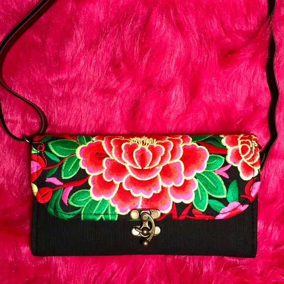 Handbags - NWT Floral Boho Crossbody Purse/Wallet 🌺